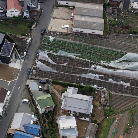 FRA13. OSAKA (JAPÓN), 04/09/2018.- Vista aérea de invernaderos destruidos después del paso del tifón Jebi en Osaka, Japón hoy, miércoles 5 de septiembre de 2018. De acuerdo con reportes de prensa, por lo menos ocho personas fallecieron en Osaka y Shiga, luego de ser golpeadas por objetos que volaban producto del tifón Jebi o por el colapso de edificios. EFE/JIJI PRESS/PROHIBIDO SU USO EN JAPÓN/SOLO USO EDITORIAL/NO ARCHIVO