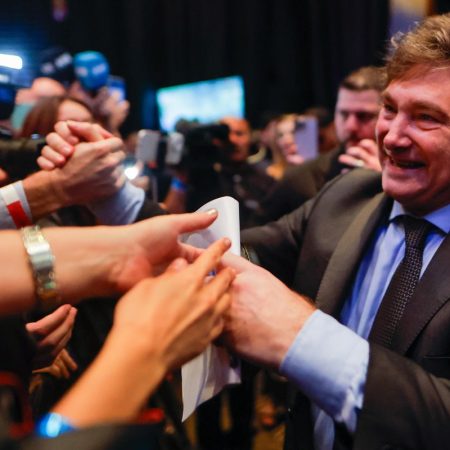 El presidente electo de Argentina, Javier Milei, saluda simpatizantes antes de ofrecer un discurso en el "búnker" electoral . Foto EFE/ Juan Ignacio Roncoroni