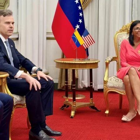 John Barrrett y Delcy Rodríguez