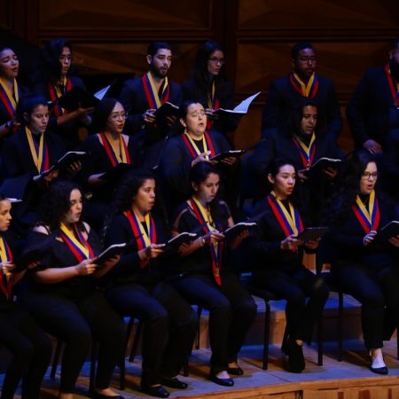 Miembros del Sistema de Orquestas de Venezuela participan en un homenaje al maestro a José Antonio Abreu, hoy en Caracas (Venezuela). EFE)