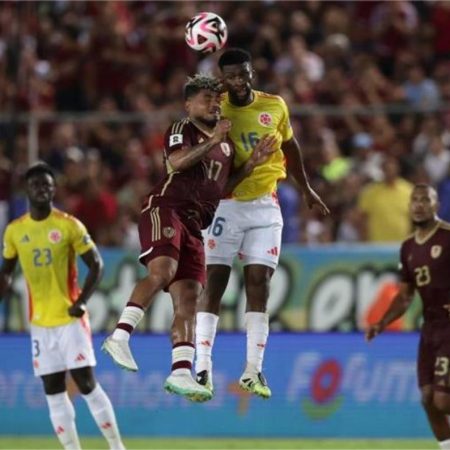 Josef Martínez, de Venezuela, y Jefferson Lerma, de Colombia, disputan la pelota(1)(1)