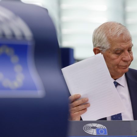 Borrell califica de "día triste para la democracia" la salida de González de Venezuela