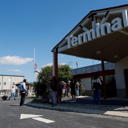 Reuters: Alerta en Delaware por supuesta llegada de vuelo con migrantes desde Texas