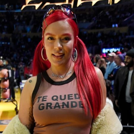 Karol G confirma colaboración con Shakira en su canción "TQG"
