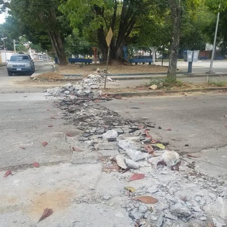 Los vecinos denuncian que para que la máquina de la Alcaldía de Valencia pudiese trabajar los vecinos consiguieron el gasoil; pero ha pasado más de un mes y no han regresado con la máquina para concluir. (Cortesía)