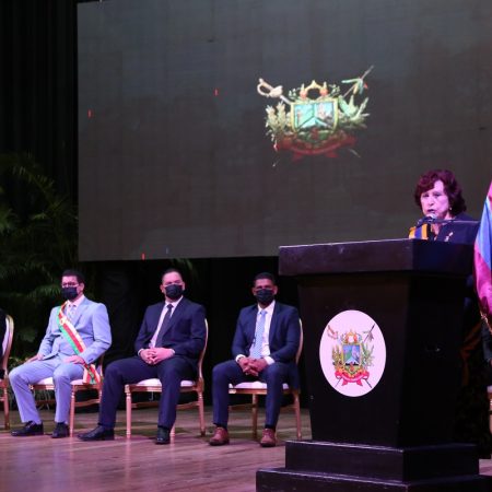 La arquitecta Sara Atienzar durante su discurso en la celebración del aniversario de Valencia. Foto Prensa Alcaldía de Valencia