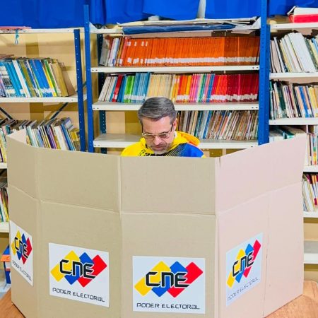 El gobernador de carabobo, Rafael Lacava, votó en Puerto Cabello. Foto prensa gobernación de Carabobo.