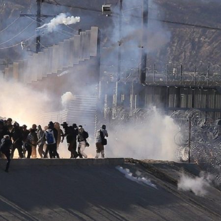 AME470. TIJUANA (MÉXICO), 25/11/2018.- Vista de gases lacrimógenos que la policía fronteriza utiliza para evitar que grupos de personas crucen hoy, la garita El Chaparral, de la ciudad de Tijuana, en el estado de Baja California (México). Un grupo de migrantes de la caravana de centroamericanos que avanzó hoy hacia la garita de San Ysidro (EE.UU.) se desvió de la ruta prevista para intentar cruzar el muro fronterizo por otros puntos, en tanto la policía fronteriza estadounidense les lanzó gas lacrimógeno. "Se pararon unos amigos que iban a tirarse (del muro). Y nos tiraron una bomba y un americano nos hacía señas que nos iba a matar", indicó a Efe Alexis, un migrante hondureño integrante de la caravana. EFE/David Guzmán