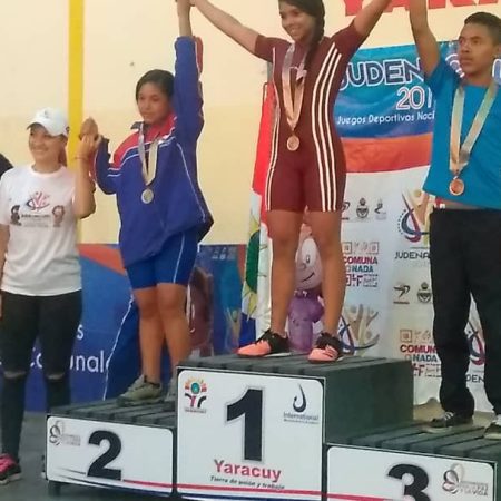 Valeria Guerra obtuvo medalla de oro en la disciplina de levantamiento de
pesas, además de dos preseas de plata. / Foto: Alcaldía de Guacara.