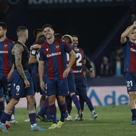 Los jugadores del Levante UD celebran la victoria ante la Real Sociedad tras el encuentro correspondiente a la jornada 35 de Liga en Primera División. Foto EFE