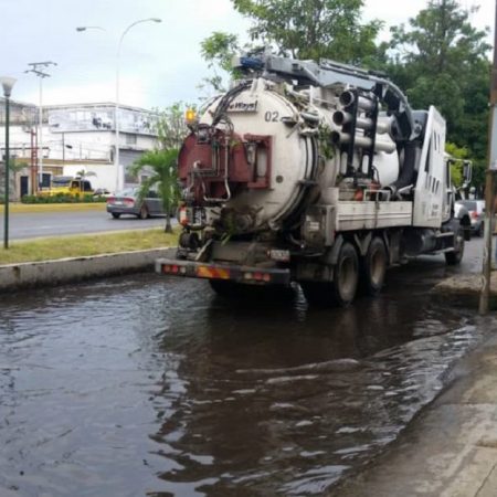 Limpieza de drenajes en avenida Valencia-31
