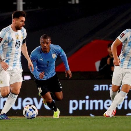 Lionel Messi (i) de Argentina disputa el balón con Nicolás de la Cruz de Uruguay, durante un partido por las eliminatorias sudamericanas al Mundial de Catar 2022. Foto EFE