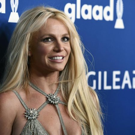Britney Spears está envuelta en nueva polémica luego de que circularan fotografías donde aparece en la calle envuelta en una sábana
