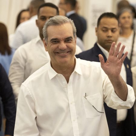 El presidente dominicano, Luis Abinader, gano en las elecciones primarias del Partido Revolucionario Moderno (PRM) hoy, en Santo Domingo (República Dominicana). Foto EFE/ Orlando Barría