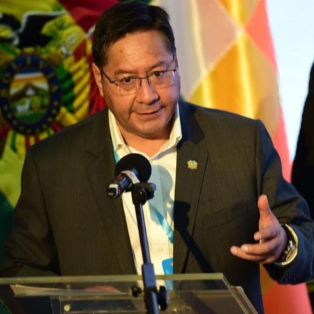 Boliviano Arce defiende a español Iglesias frente a supuesta campaña de desprestigio