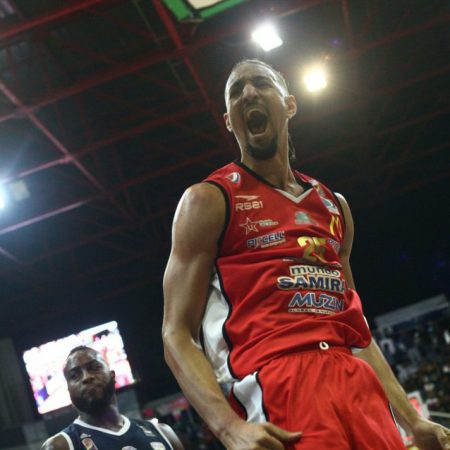 Maurice Sutton y Cocodrilos celebraron su pase a la siguiente ronda./Foto: Archivo
