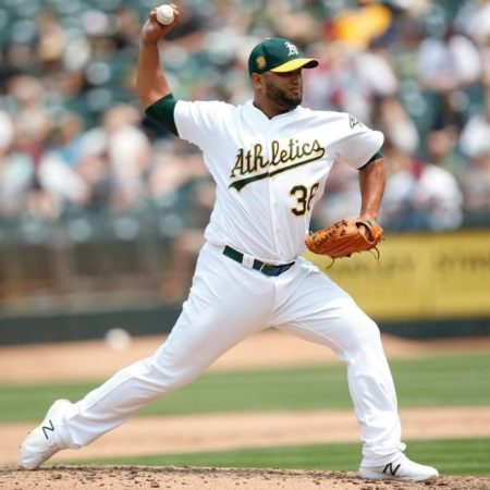 Petit fue el derrotado tras ceder el jonrón decisivo de Dee Gordon en el duodécimo episodio/Foto:@MaineBatCo