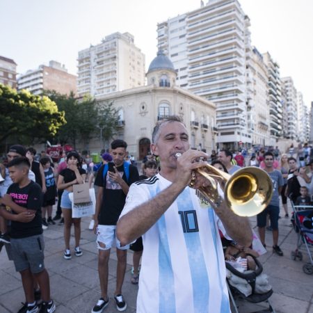 Decenas de hinchas de la selección de Argentina se concentraron en Rosario, ciudad natal de Lionel Messi, para prender la fiesta desde la tarde de este sábado, a un día de que su equipo enfrente a Francia en la Copa Mundial de la FIFA Qatar 2022. Foto EFE