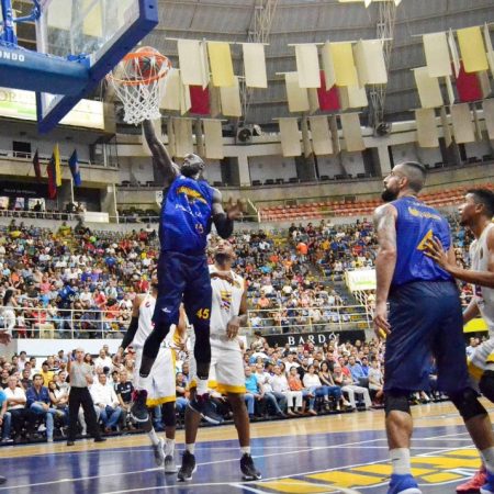 Jerai Grant estuvo efectivo bajo los tableros para apoyar a los carabobeños./Foto: Saúl Zerpa-Prensa Trotamundos