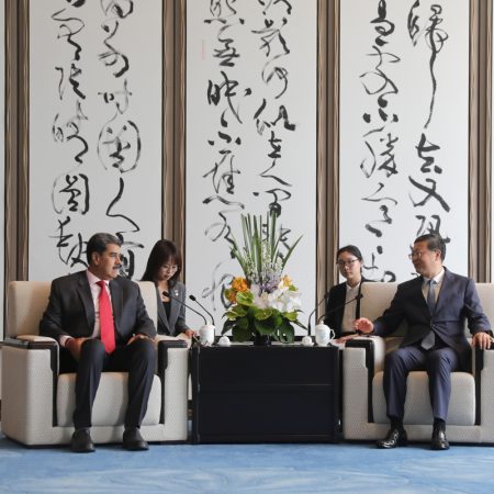 Fotografía cedida por Prensa Miraflores que muestra al presidente venezolano, Nicolás Maduro, mientras se reúne con el secretario del Comité Municipal del Partido Comunista de China (PCCh), Chen Jining, . Foto EFE