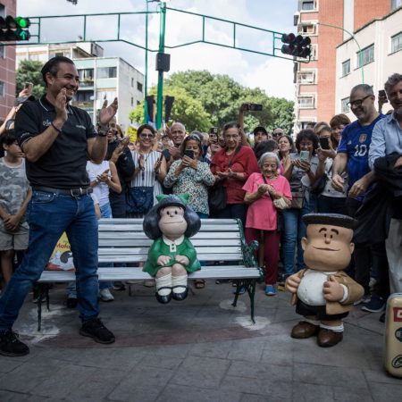 El alcalde de Baruta, Darwin González (i) junto a Pablo Irrgang (d), develan una escultura de Mafalda y Manolito, en Caracas. Foto EFE