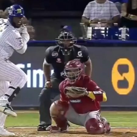 Keon Barnum conectó cuadrangular con bases llenas. Foto X @Magallanes_bbc