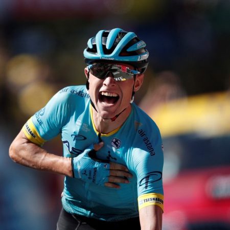 El piloto del Astana Pro Team Magnus Cort Nielsen, de Dinamarca, celebra cuando cruza la línea de meta para ganar la 15ª etapa de la 105ª edición de la carrera ciclista Tour de France en 181.5km entre Millau y Carcassonne, Francia, 22 de julio de 2018. Foto EFE