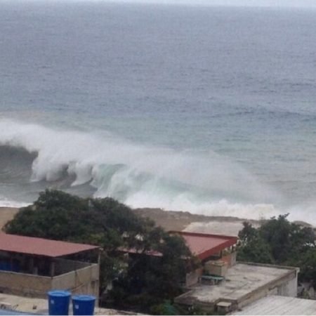 Mar de fondo en el litoral central, fuerte oleaje/ Foto El Universal