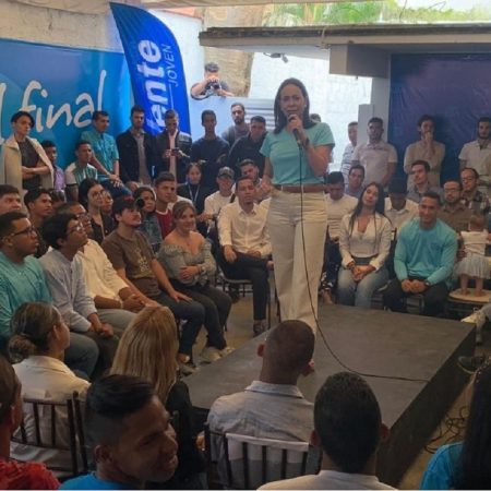 María Corina durante reunión con un grupo de jóvenes/Foto cortesía de TalCual