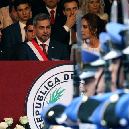 ASU47. ASUNCIÓN (PARAGUAY), 15/08/2018.- El nuevo presidente de Paraguay, Mario Abdo Benítez (c), participa de un desfile militar junto al vicepresidente, Hugo Velazquez (i), tras tomar juramento hoy, miércoles 15 de agosto de 2018, en Asunción (Paraguay). EFE/Andrés Cristaldo