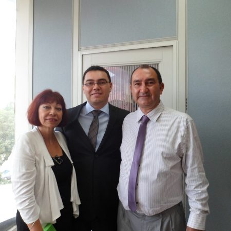 Mario al centro de la foto con su madre Lucero Martínez y su padre Mario Vásquez Motta.