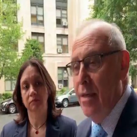 Meudy Osío, viuda del concejal venezolano Fernando Albán y uno de sus abogados, Claudio Grossman. (Twitter)