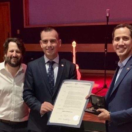 Juan Guaidó y el concejal comisionado (concejal) Alex Fernández en un acto en el Teatro Colony / Foto Diario de Miami