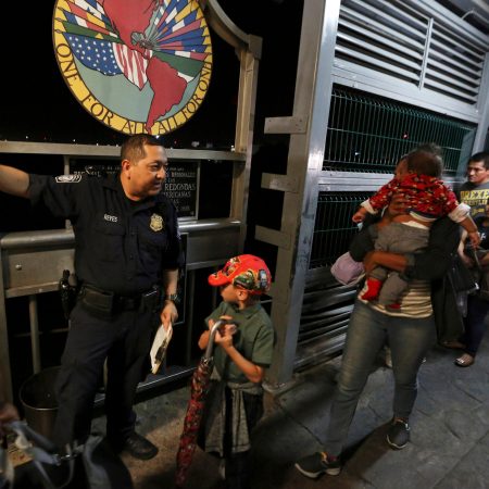 La liberación de migrantes recién ingresados de forma irregular a EE.UU. disminuyó en un 70 % por restricciones impuestas en la frontera