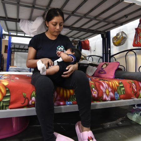 La migrante de origen guatemalteco, Erika Lobos permanece en el albergue "El buen samaritano",/ Foto EFE