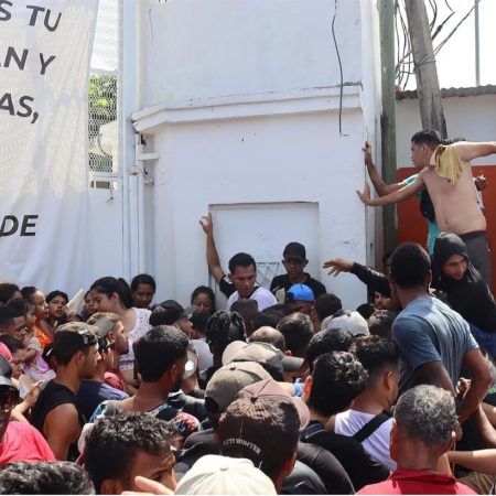 Migrantes presionar a las autoridades migratorias y obtengan papeles que les permitan transitar hacia Estados Unidos de forma regular. / Foto La Prensa de Panamá