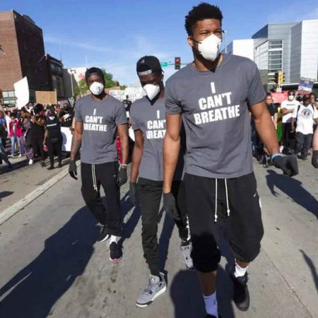 Giannis Antetokounmpo, estrella de los Milwaukee Bucks, durante protesta en contra del racismo en Estados Unidos. / Foto cortesía elespanol.com