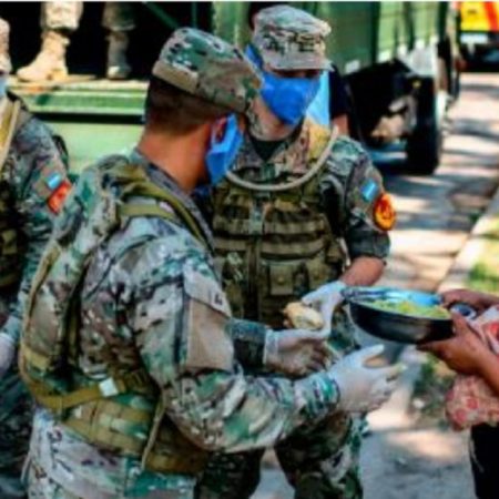 El ministro de Defensa de Argentina, Agustín Rossi, afirmó que la gente "empatiza" con las tareas de asistencia de los militares durante la crisis del covid-19.Source: CNN.
