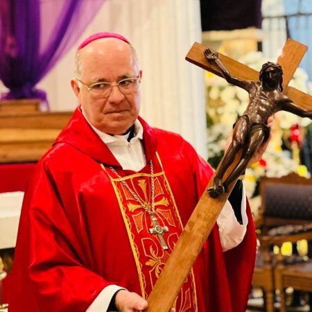 Monseñor González en oficios del viernes santo