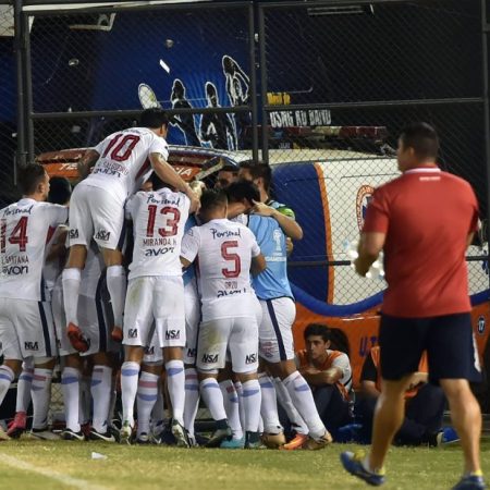 El Nacional de Paraguay se hizo fuerte en casa al sacar el triunfo en el partido de ida./Foto: AFP