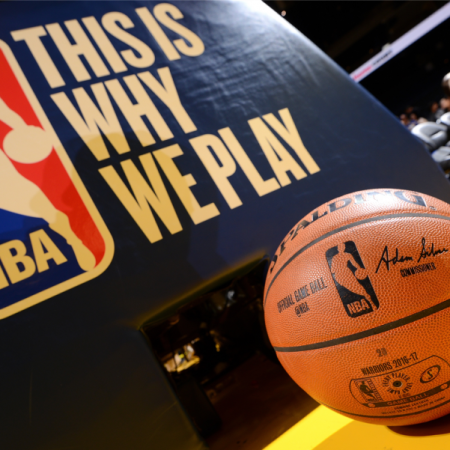 Logo de la NBA junto a slogan de la liga "This is why we play". / Foto archivo