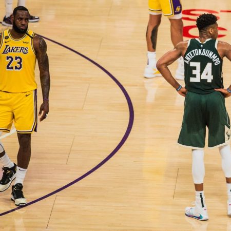 LeBron James (izq) y Giannis (der) en duelo de temporada regular. / Foto archivo