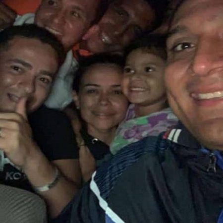 Antonella Guadalupe con sus padres y demás familiares. (Cortesía)