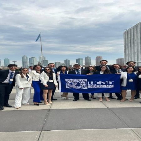 La delegación de 14 estudiantes participó en el NMUN a principios de abril. Foto cortesía: El Ucabista