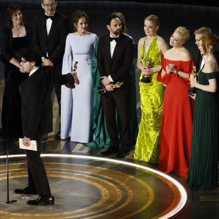 Daniel Roher tras ganar el Oscar al mejor documental por Navalny. Lo acompañan su equipo y familiares del opositor ruso encarcelado por Putin. Foto EFE