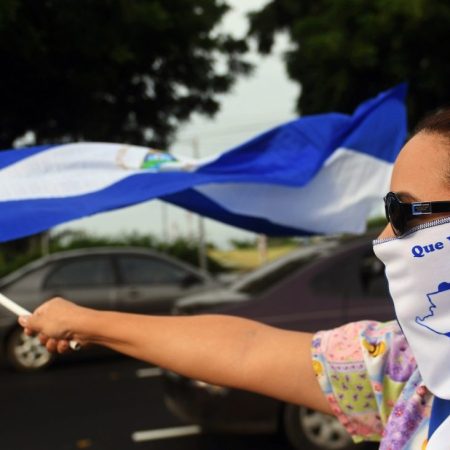 Anti-government activists hold a demonstration in Managua, Nicaragua, on July 3, 2018, demanding justice for those killed in recent protests, and the immediate resignation of Nicaraguan President Daniel Ortega and his wife and Vice President Rosario Murillo. / AFP PHOTO / MARVIN RECINOS