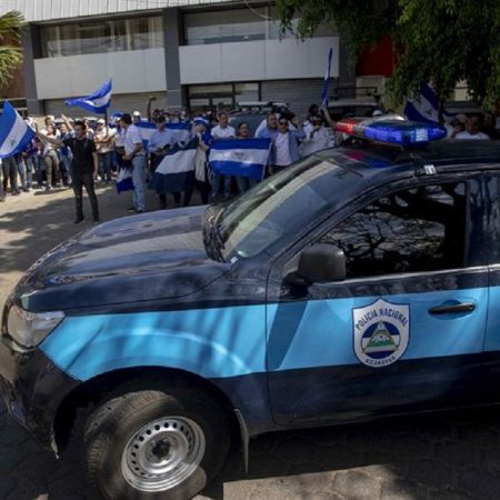 Grupos opositores reportaron al menos 35 detenidos en Nicaragua este miércoles, entre ellos un periodista, durante una protesta contra el presidente Daniel Ortega, en la víspera del primer aniversario del estallido social del 18 de abril de 2018. EFE