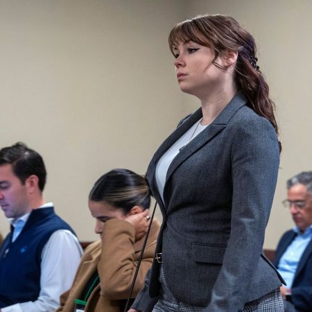 Hannah Gutiérrez-Reed, la armera del rodaje de 'Rust', fue condenada este lunes a 18 meses de prisión por un tribunal de Nuevo México.
