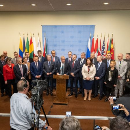 Fotografía donde aparece el representante de la Unión Europea (UE), Olof Skoog (c), mientras hace una declaración en nombre de los 27 embajadores miembros de la Unión antes de la reunión del Consejo de Seguridad sobre el mantenimiento de la paz y la seguridad internacionales.  Foto EFE.