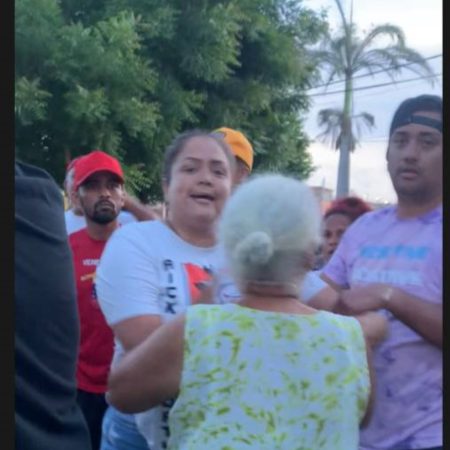 El precandidato Henrique Capriles fue agredido en Valencia